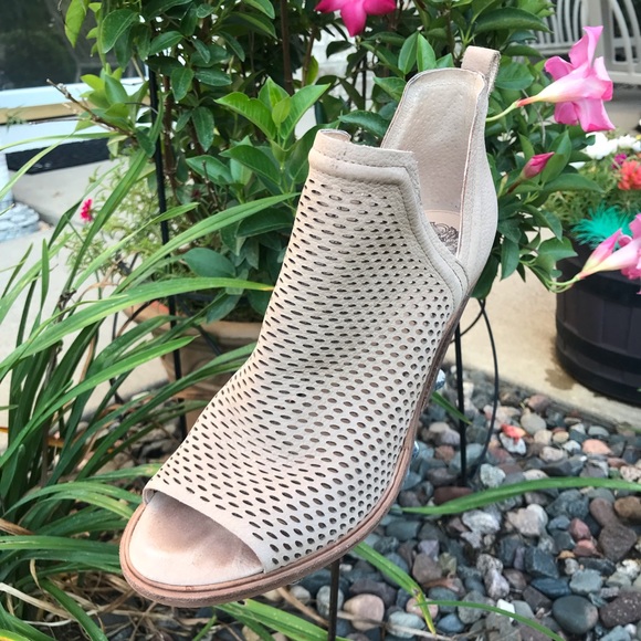 ☘️♥️Vince Camuto Kenza booties ♥️🍀 - Picture 10 of 13